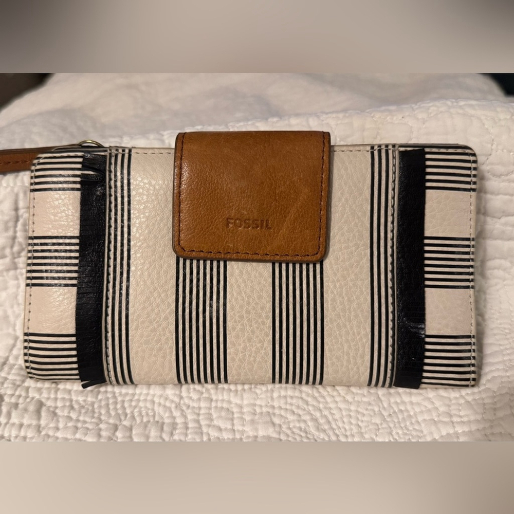 Fossil
Fossil Emma RFID Off-White & Black Striped Bi-Fold Wallet - Picture 2 of 6